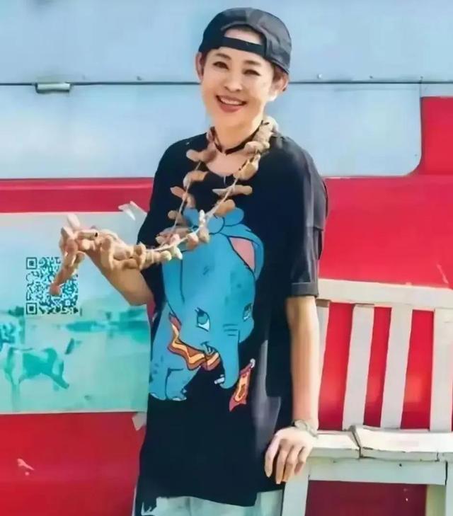 倪萍科技美容后惊艳亮相！65岁穿卡通T恤拍大片，嫩回25岁！