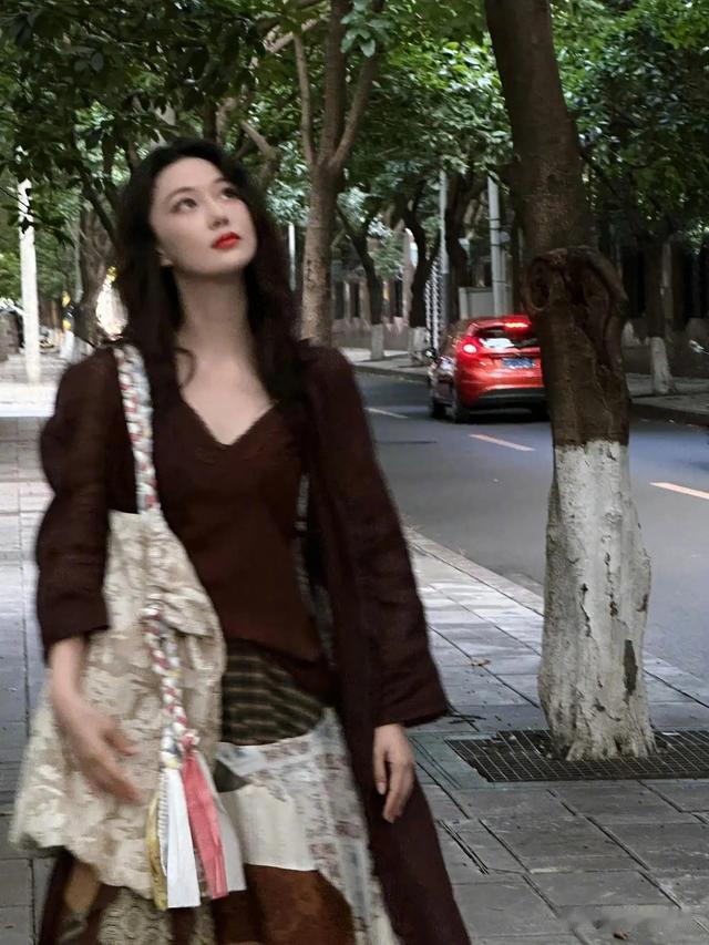 杀疯了,张馨予最新街拍大片好震撼,在她身上感受到了岁月静好