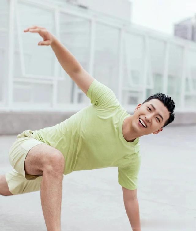 来看看两位型男男演员，行走的荷尔蒙男人味十足，演技精湛。