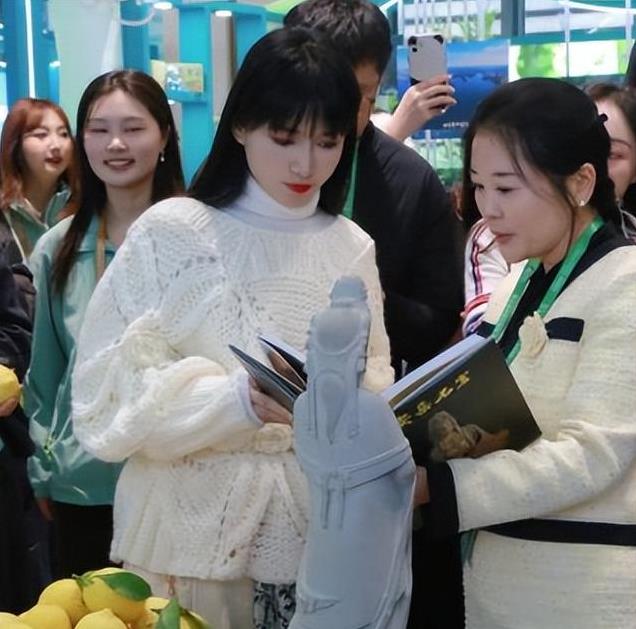 34岁李子柒生图曝光，脸部浮肿，鼻子肿大，身材臃肿像老阿姨！