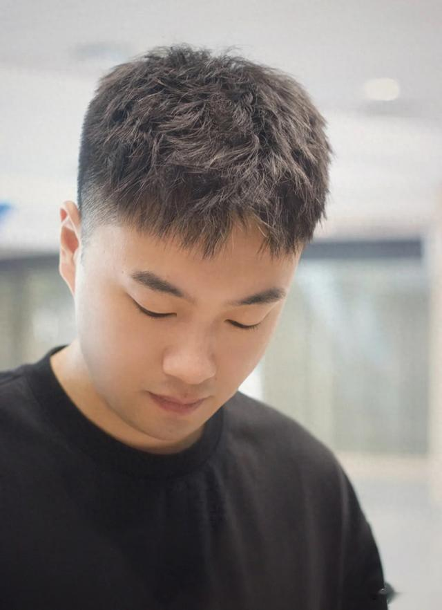 男生“两边铲光”发型真的很帅!今年就剪这3款,干净利落有气质