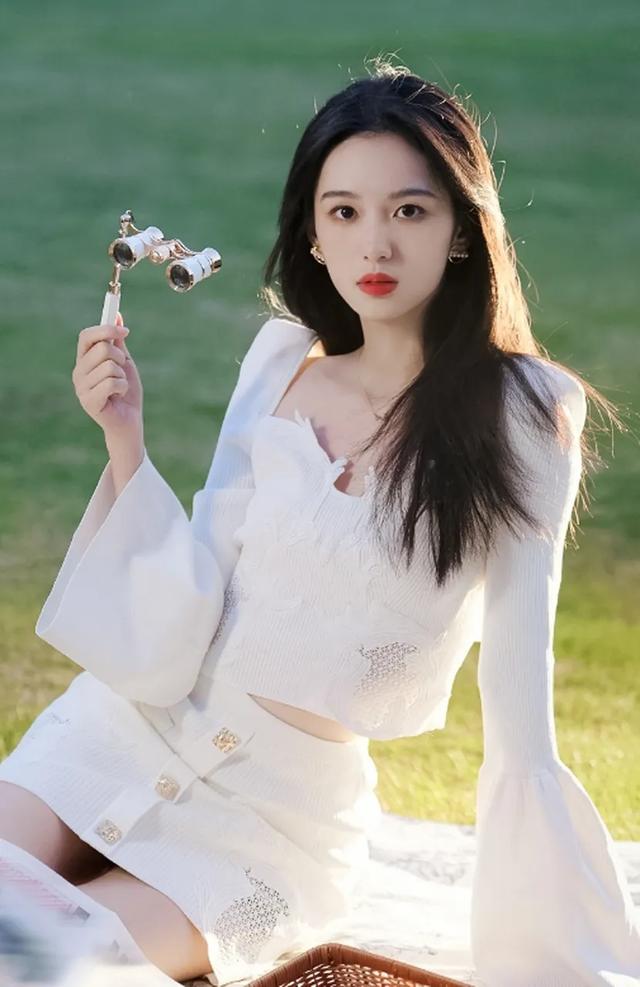 周也没胸没腰,身材遭质疑,她真的只是上镜女星吗?