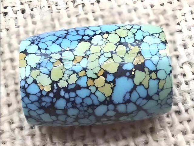 绿松石三彩是什么,它是原矿吗?