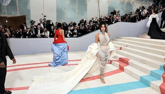 卡戴珊尴尬死了!为博眼球拿珍珠项链当衣服穿!不料撑坏散落一地