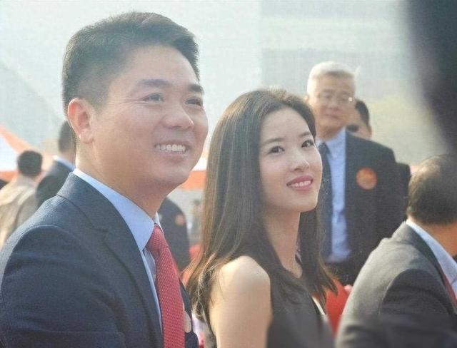 章泽天现实长啥样?路人的镜头才是“照妖镜”,突然理解刘强东了