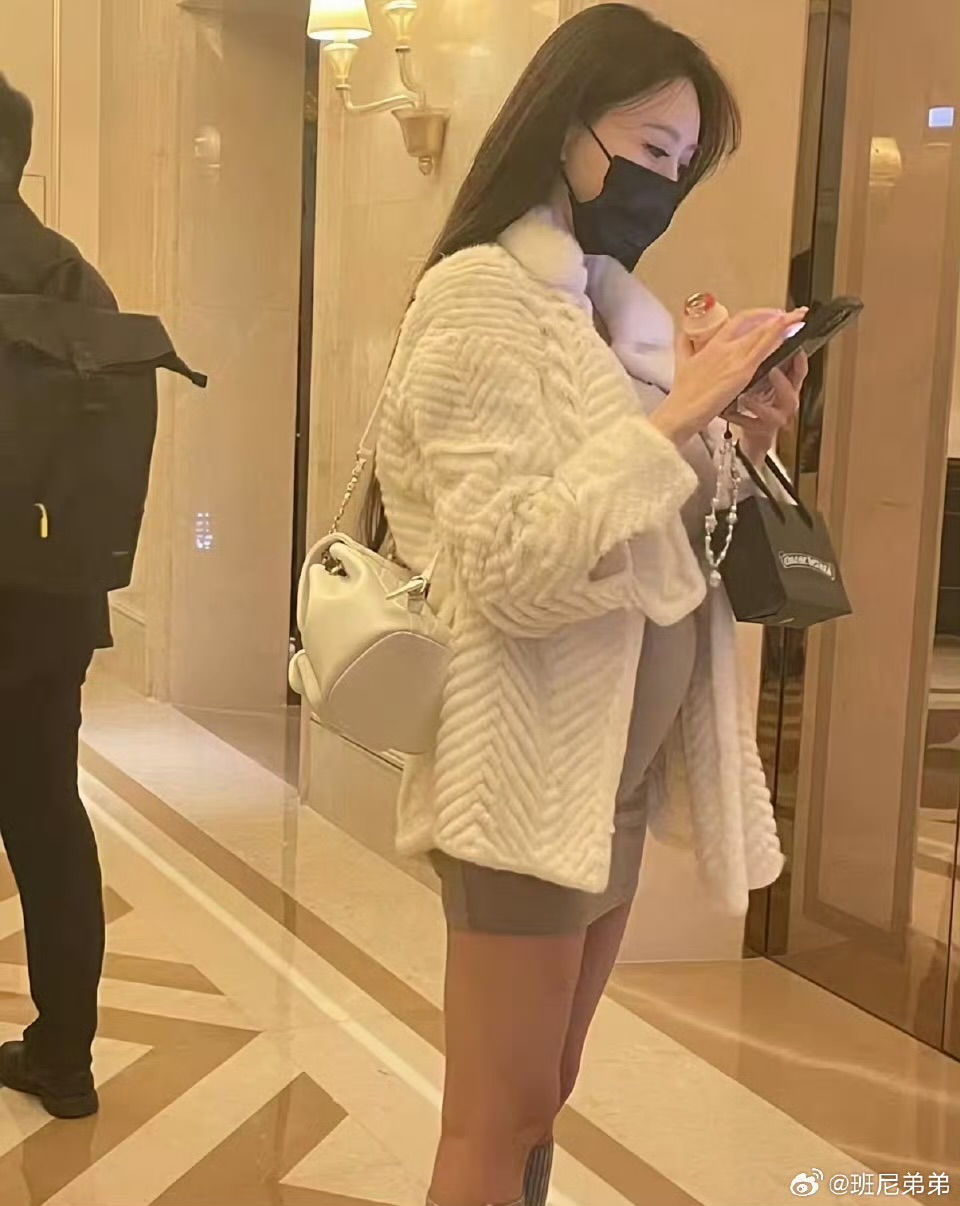 网友偶遇叶柯挺大肚,孕味十足,不见准爸爸黄晓明