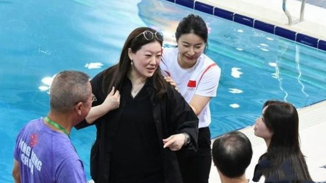 46岁伏明霞近照曝光，身材发福略显苍老，和郭晶晶一起网友不敢认