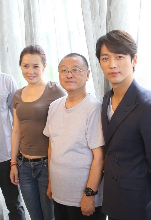 余男走红毯官宣结婚,露大片肚子肩膀,网友:跟向佐学的?不好看