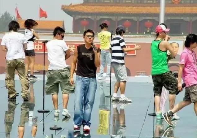 明星在天安门前的珍贵留影：黎明三四岁就很帅，张国荣意气风发