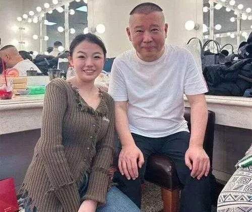 德云社赵芸一北展跨年首演，返场被郭德纲盛赞，晒合影照引热议