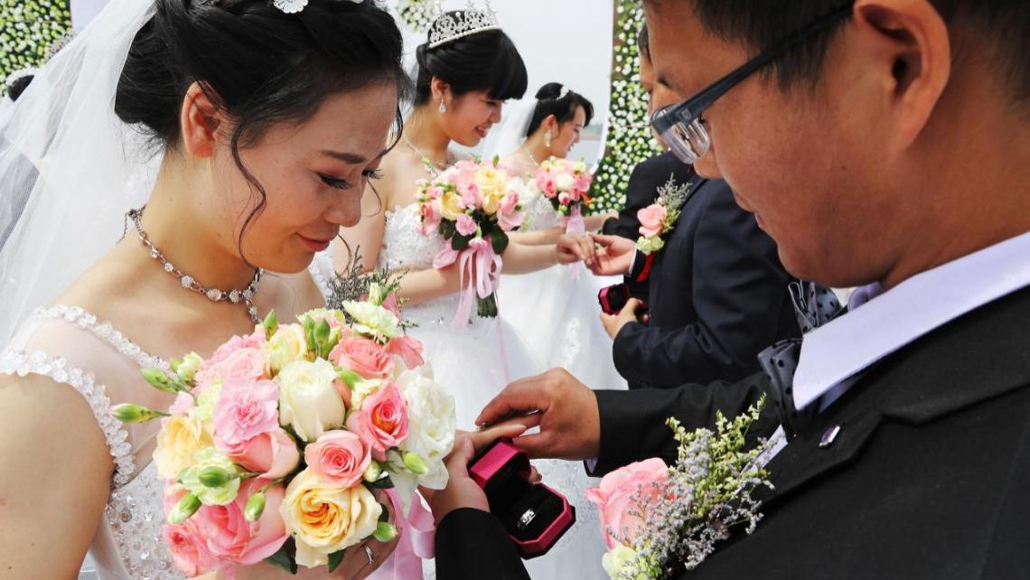 公司女主管结婚，要求部门员工都随800红包，同事一招她直接懵了