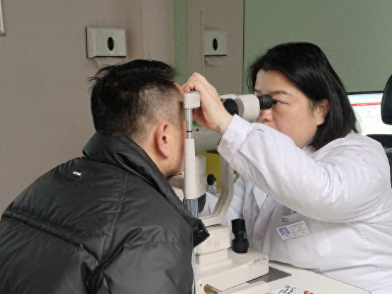 42岁健身达人选择ICL，成功摘掉1100度眼镜！