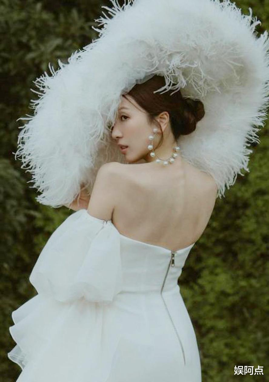 郭嘉文高调晒婚纱照,露美背眼神充满自信!豪门恋情或迎转机