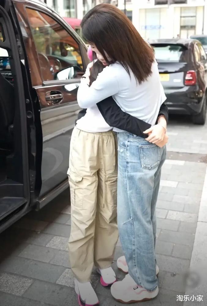 黄奕凌晨飞英国探望女儿,黄芊玲抱着妈妈不舍,11 岁已近165cm
