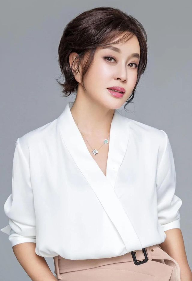 刘晓庆晒74岁生日照，脸蛋光滑如少女，网友：她的耳朵怎么那么长