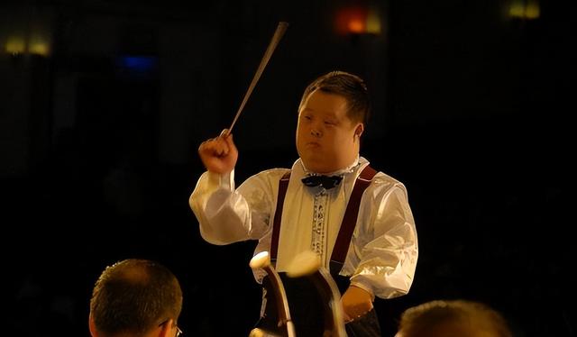 智商3岁“天才指挥家”舟舟,繁华逝去,谎言过后又是怎样的人生