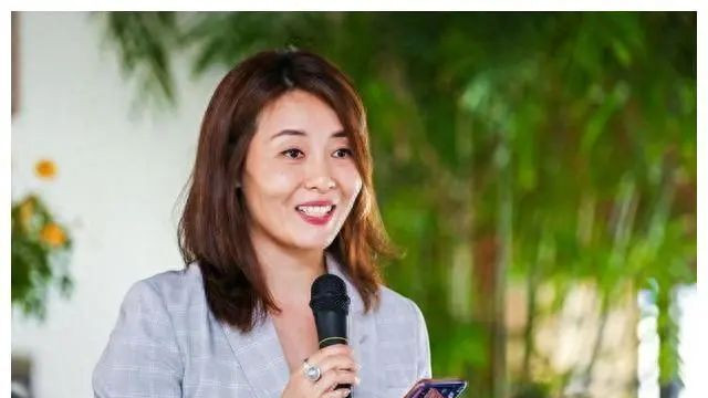 她曾是央视最美主持人，嫁神秘富豪很幸福，如今45岁担任公司高管