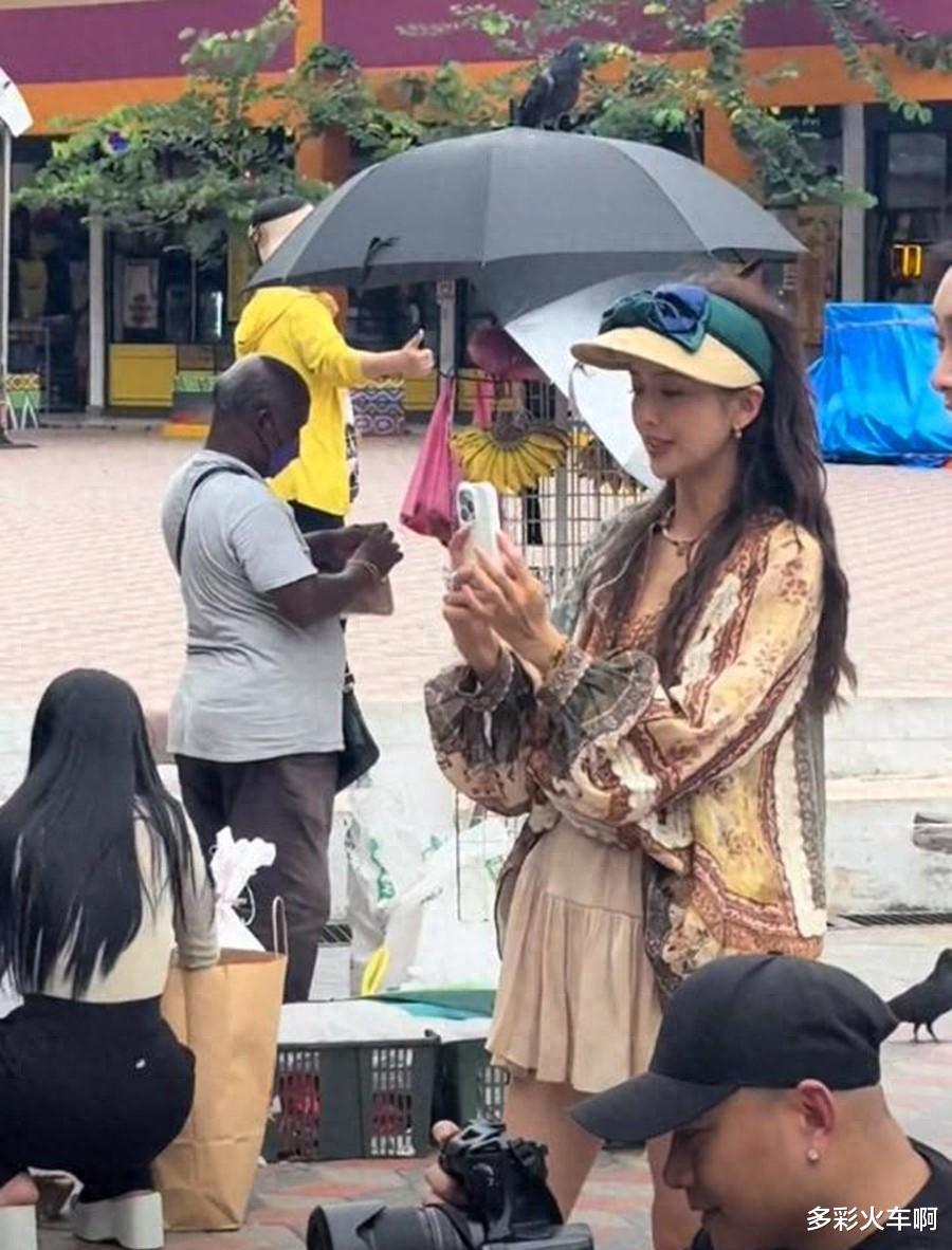 佟丽娅马来西亚度假，一双长腿细如竹竿，41岁美得像20出头小姑娘！