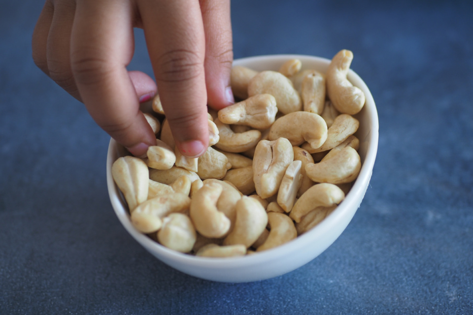 腰果好吃富含营养，但为何市面上的腰果都没有壳？望你早点搞清楚
