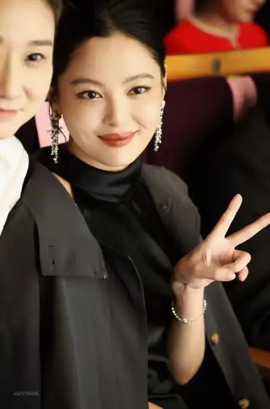 辛芷蕾“无痕液体裤”出镜,看到腿的那刻,才明白什么叫人间尤物