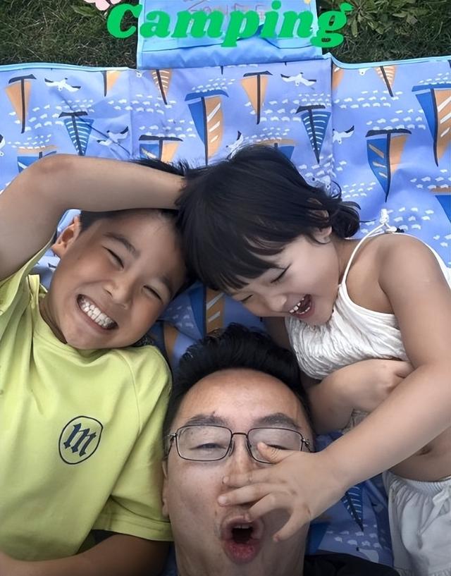 53岁陆川晒儿女正脸照,9岁儿子与3岁女儿酷似妈妈胡蝶,像龙凤胎