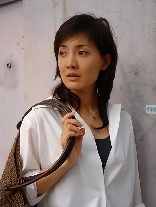 糊涂啊!51岁牛莉整容失败,本人在评论区给网友道歉