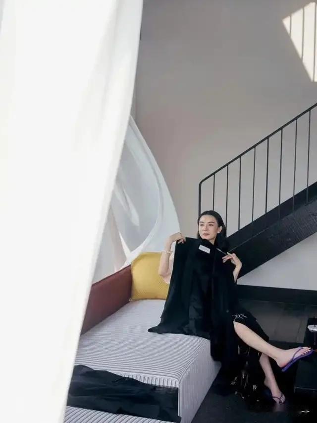 44岁宋佳晒复式大豪宅，素颜素衣大秀美腿，窗外千亩园林暴露奢侈