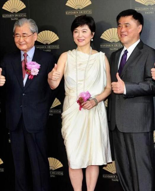 林青霞其实不适合短发！皮肉松弛后显男气，但穿白裙越来越像阔太