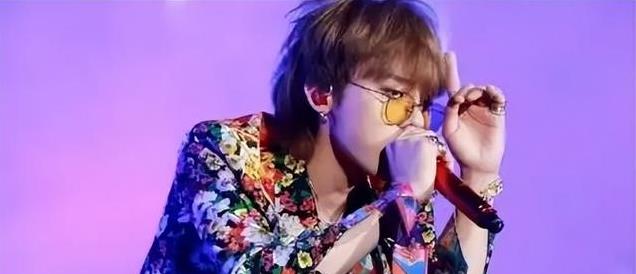 向佐来哈尔滨了!这花棉袄穿在他身上还挺好看,你别说还真适合他