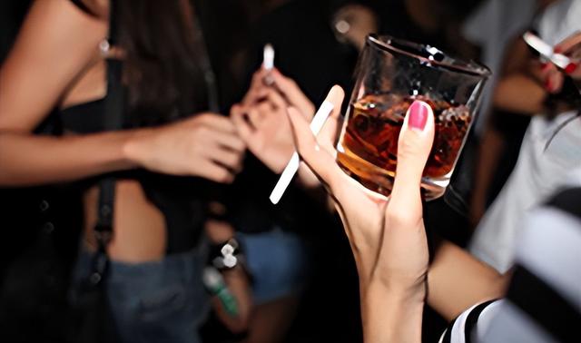 烟酒不沾寿命更长？北大研究：不抽烟、不喝酒可大幅延长国人寿命