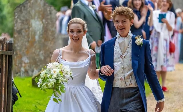 不愧是馬斯克最愛的女人，兩婚兩離還惦記，專程飛去參加她的婚禮