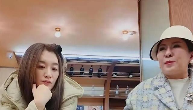 8个人点一条鱼?刘晓庆说没吃饱,李小冉一句“鱼够了”否定加菜