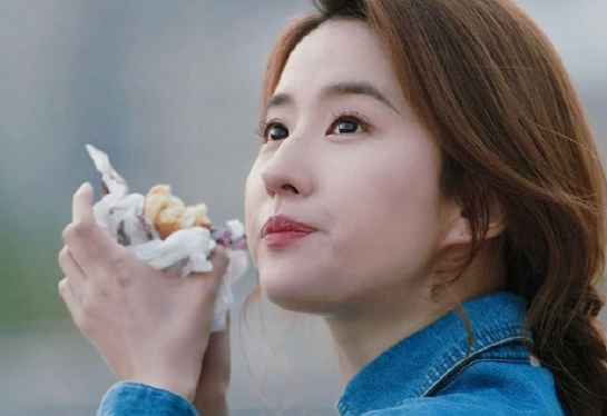 看完刘亦菲孕期吃汉堡的镜头，才知道什么是“教科书式”的演技...