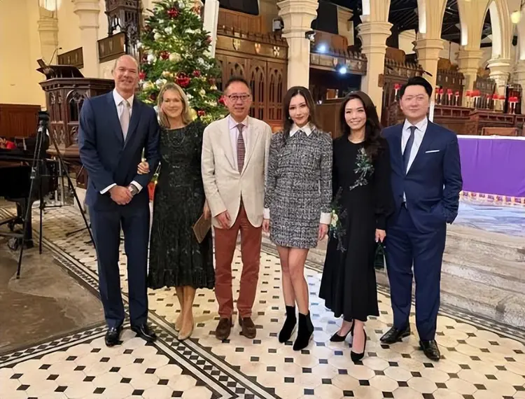 李嘉欣现身慈善活动，脸部变化引热议，网友直击她和“网红脸”越来越像！