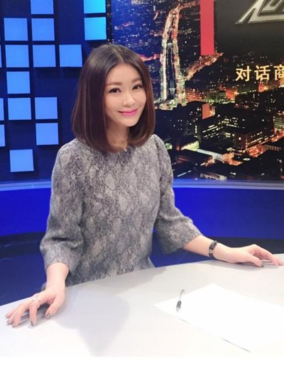 前央视主持人现身死海，泳衣两万，包包六位数，一身装备高达百