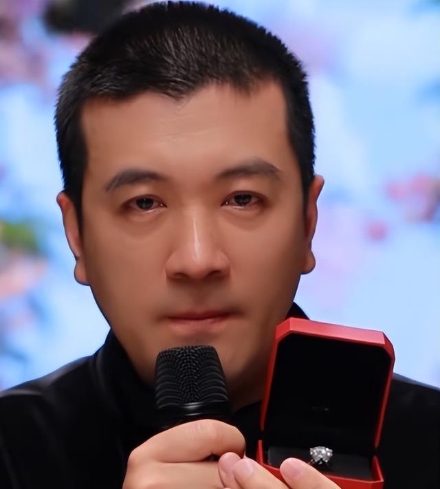 黄圣依在春晚大杀四方，杨子在直播间哭着唱情歌：她不按剧本来