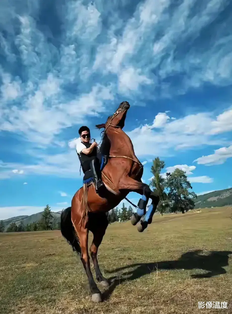 闹大了！董宇辉再遭强烈质疑：出现低级错误很不应该，陈建斌李娟为何被人攻击？