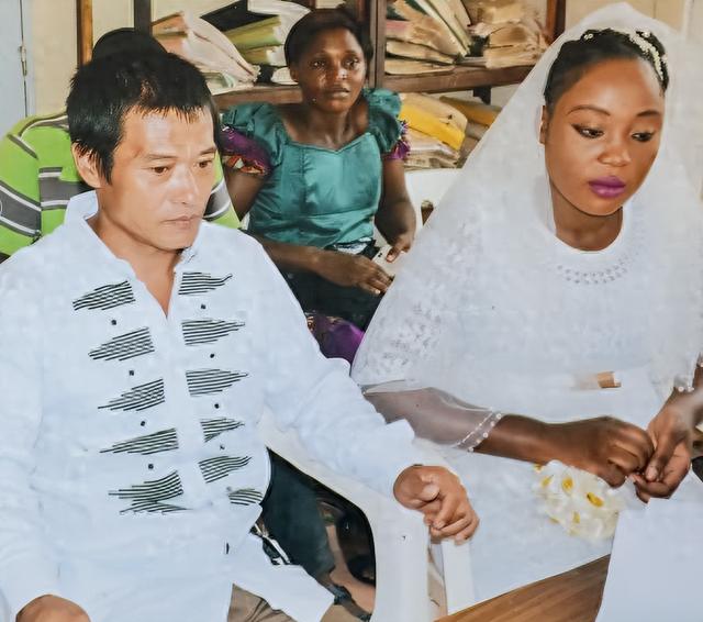 非洲姑娘嫁东北大叔，当上网红直播出轨，今带混血儿子回非洲生活