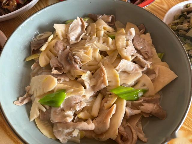 女孩瞒着父母来重庆男友家吃饭，晒桌子上饭菜，网友看完却劝分手