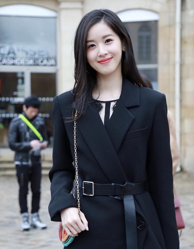 章泽天盛装出席校友会,胸针却引发猜疑,她比刘强东还要“精明”