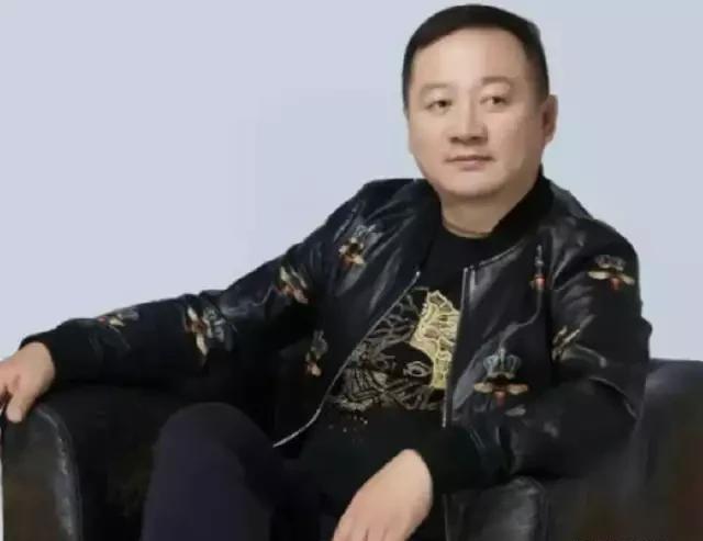 56岁谢广坤喜得子！三婚26岁小娇妻首露面，脸色憔悴撞脸辛芷蕾