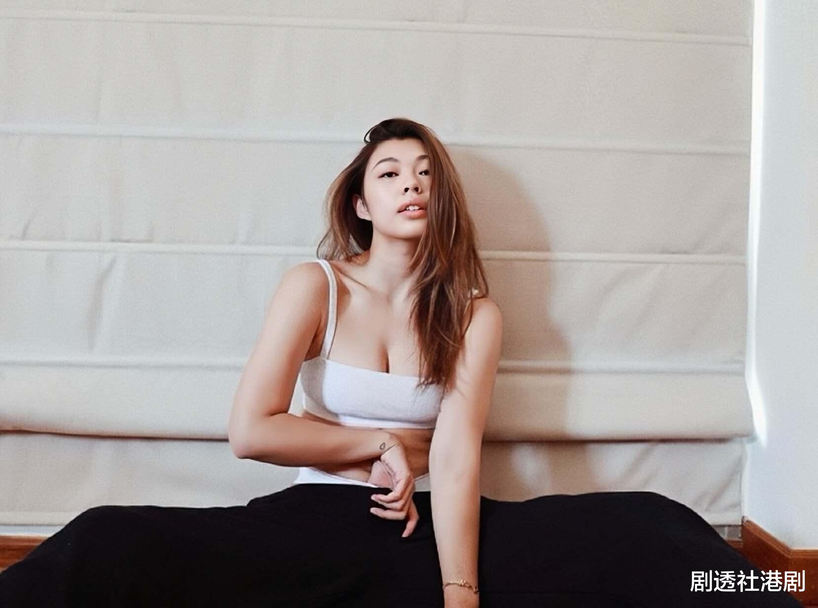 香港知名女星结婚两周年,与同性爱人晒接吻照,移居美国住别墅