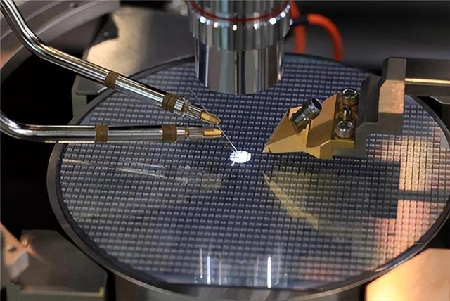 让中国芯片停滞13年的罪人，骗取11亿研发经费，后来怎样了？