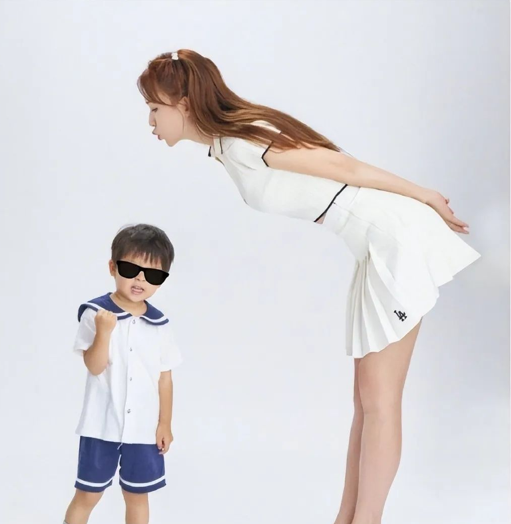 50岁林志玲晒亲子照,对着3岁儿子嘟嘴亲吻,脸蛋紧致身材依旧火辣