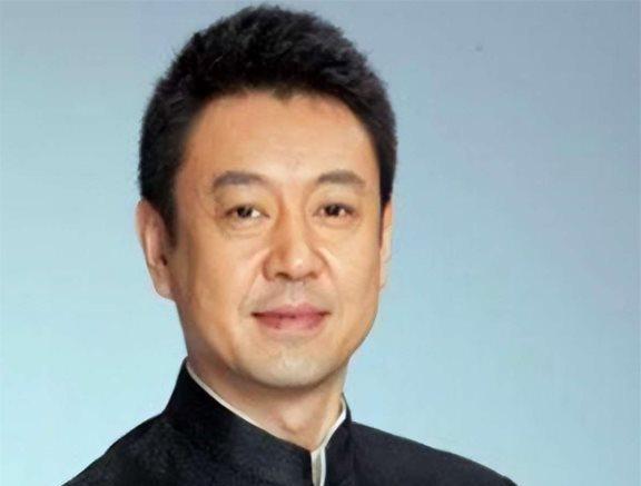 他是央视最帅男主持,三婚娶小10岁歌唱家,如今一家四口其乐融融