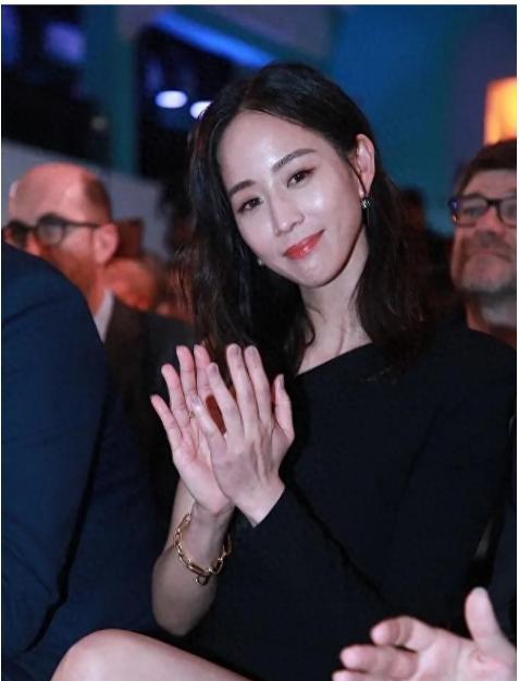 4位“脸美手丑”的明星:看脸美如花,伸手就尴尬,个个反差大