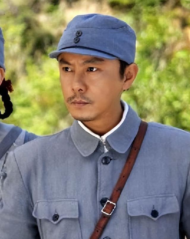 别再给军人这个职业抹黑了,这4位明星演军人看着难受,玩儿呢?