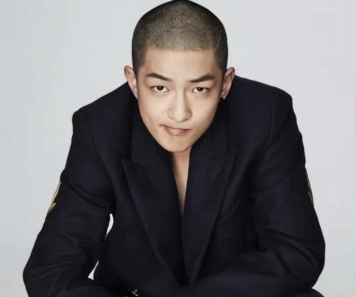 吴京捧红的白眼狼,爆红后却反咬一口,如今落魄到无戏可拍