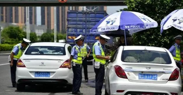 交警提醒:即日起,私家车将实行2+3新式严查,违章者将被扣分罚款