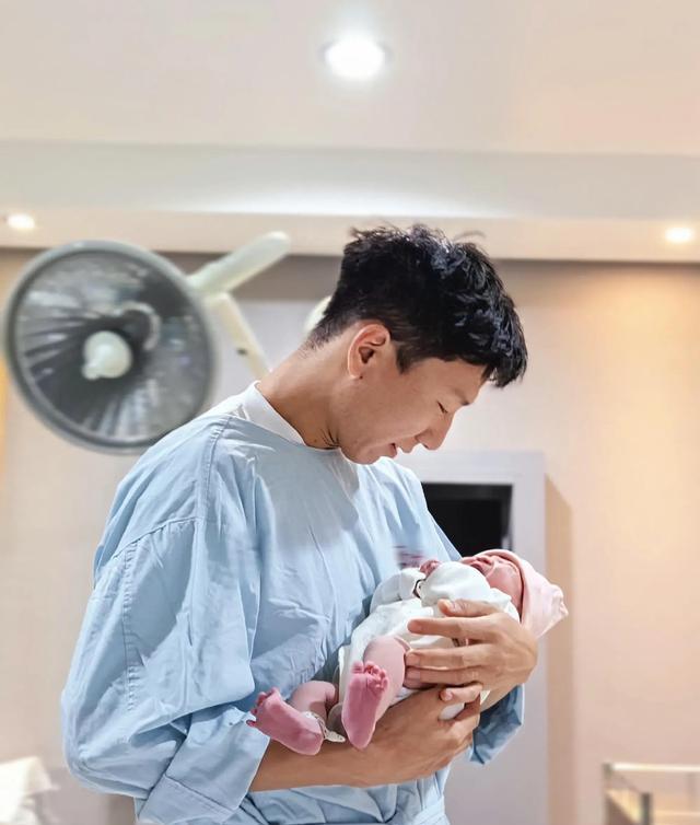 阿如那官宣:自己当上父亲!宝宝正脸照公布,网友的担心出奇一致